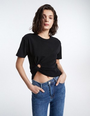 Women's Urban Revivo Cropped With Ring Detail T Shirts Black | DWR5388MM